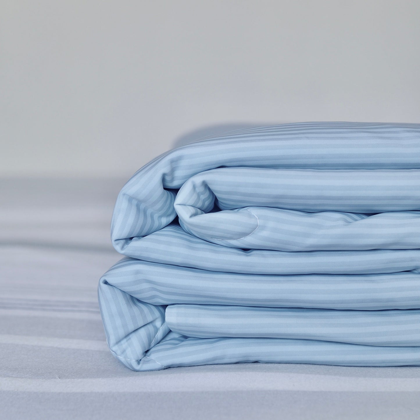 Breezy Sleep - Extra Iced Cooling Blanket, Qmax 0.51 Cooling Comforter Perfect for Hot Sleepers